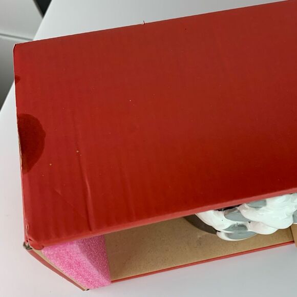 New Hallmark Disney Minnie And Mickey Two Kissing Ceramic Mugs 18 Ounces - Picture 7 of 7